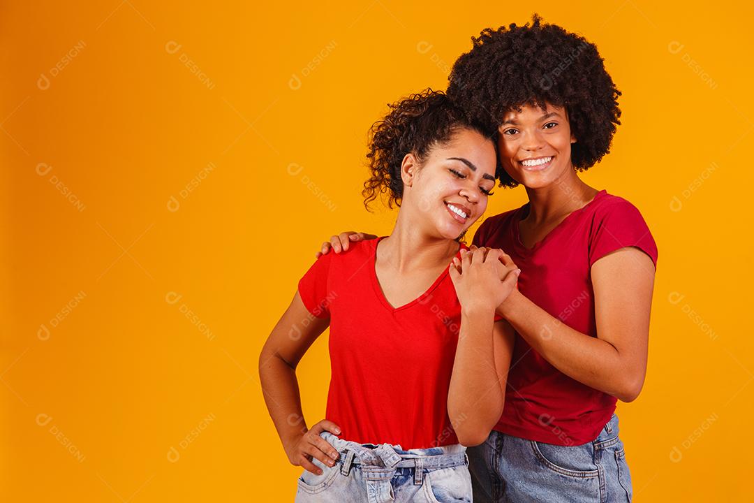 casal de lésbicas afro em fundo amarelo. casal homoafetivo