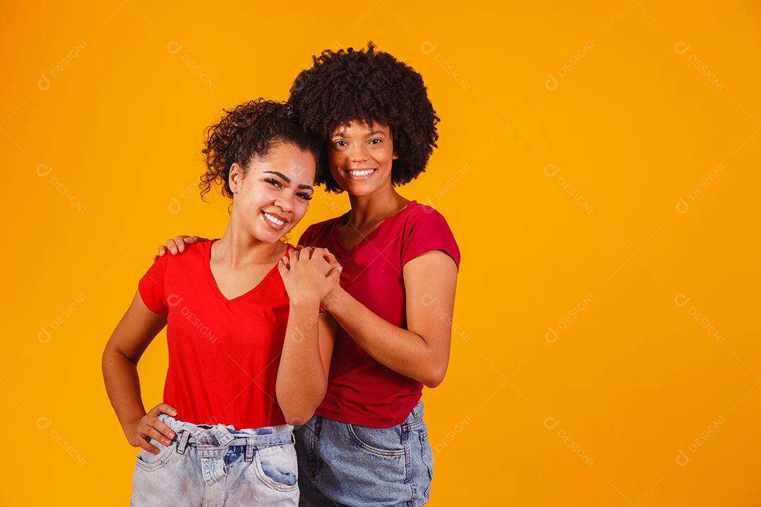 casal de lésbicas afro em fundo amarelo. casal homoafetivo