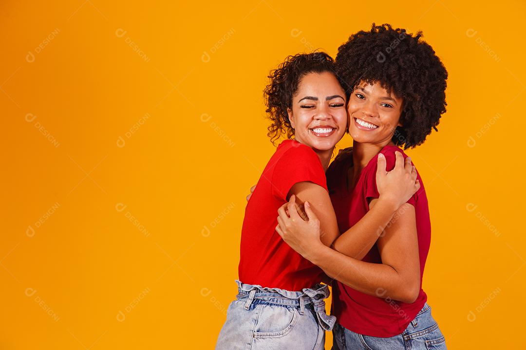 casal de lésbicas afro em fundo amarelo. casal homoafetivo