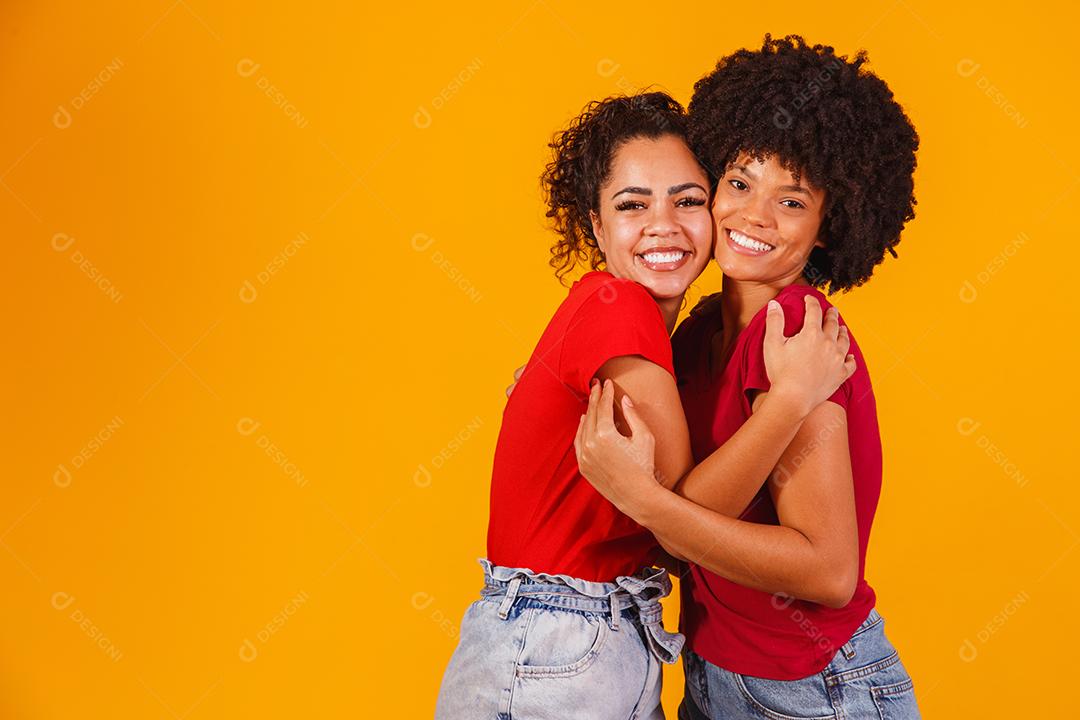 casal de lésbicas afro em fundo amarelo. casal homoafetivo