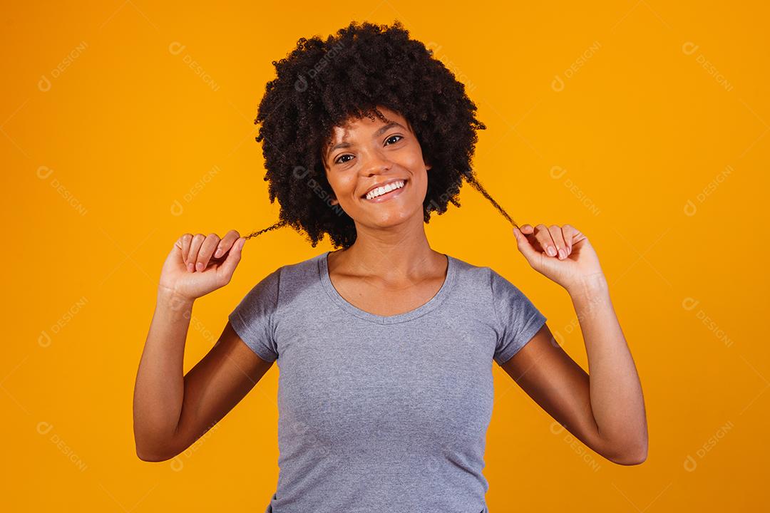 Mulher afro com cabelos cacheados