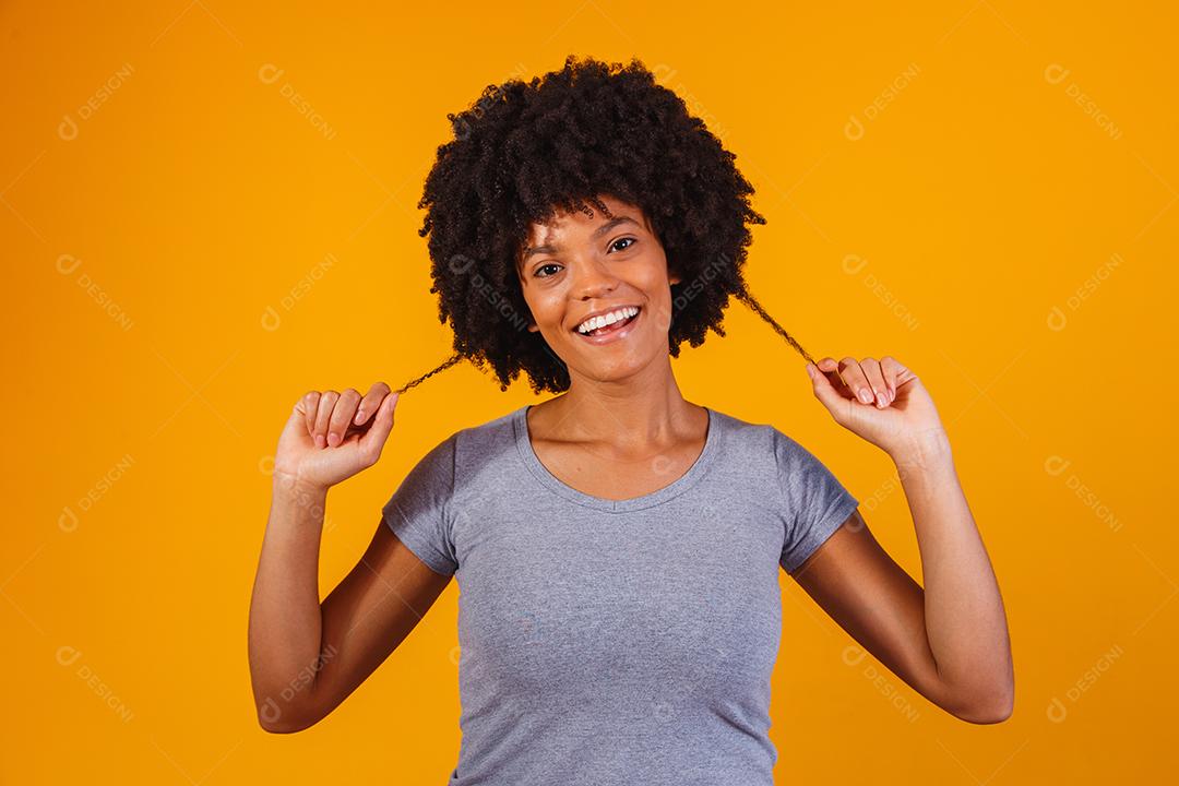 Mulher afro com cabelos cacheados