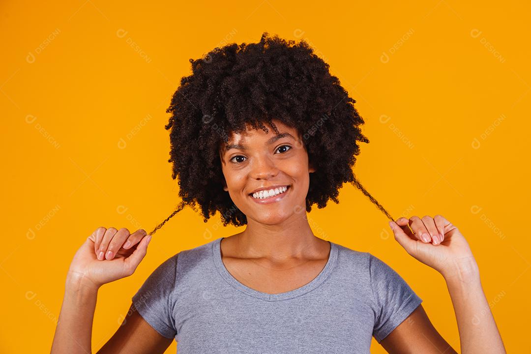 Mulher afro com cabelos cacheados