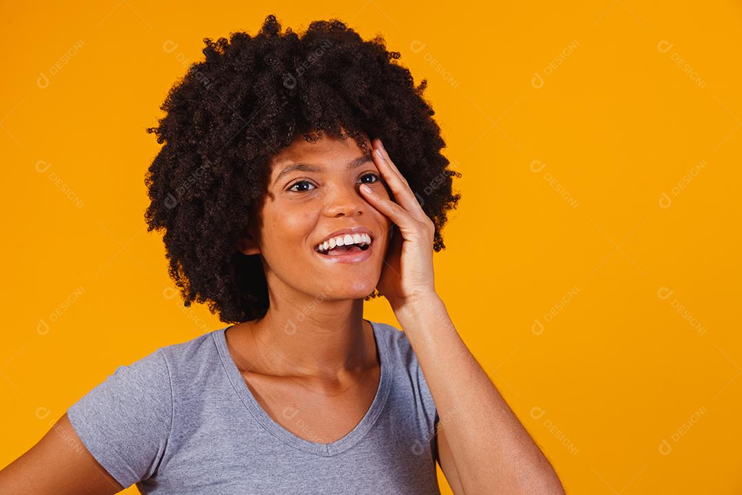 Mulher afro com cabelos cacheados