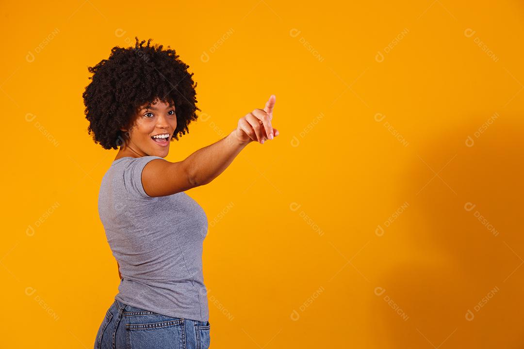 Mulher afro com cabelos cacheados