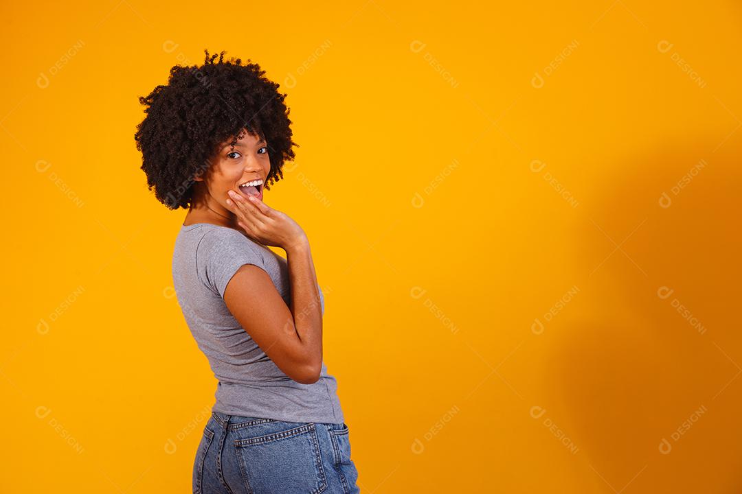 Mulher afro com cabelos cacheados