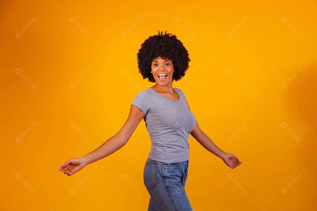 Mulher afro com cabelos cacheados