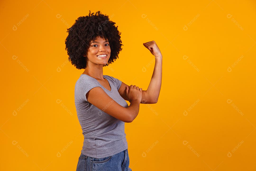 Mulher Afro o Punho do poder feminino