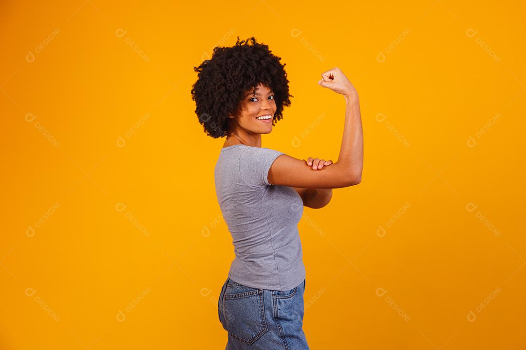 Mulher Afro o Punho do poder feminino