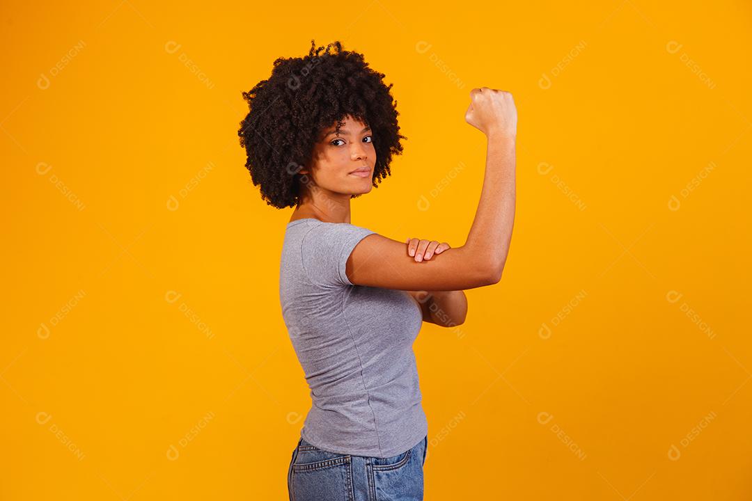 Mulher Afro o Punho do poder feminino