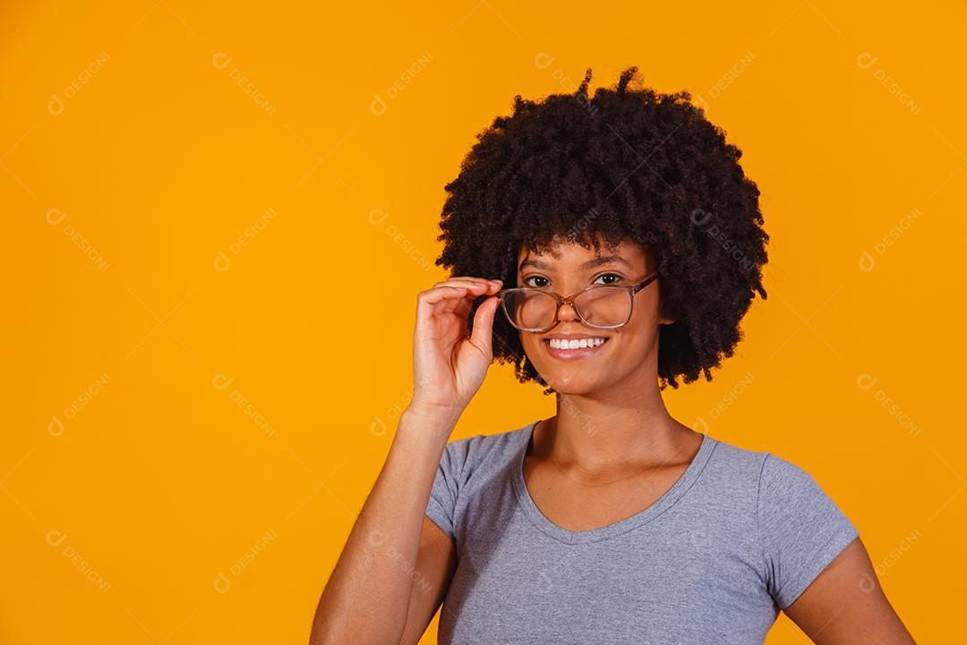 mulher afro com óculos sorrindo para a câmera