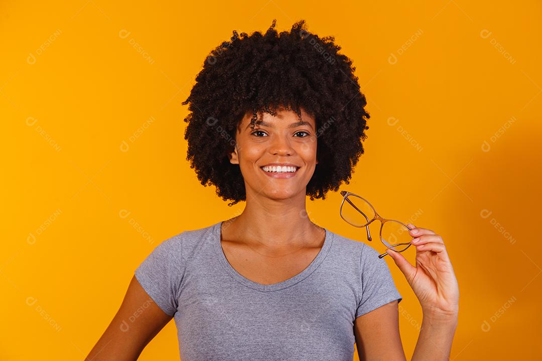 mulher afro com óculos sorrindo para a câmera