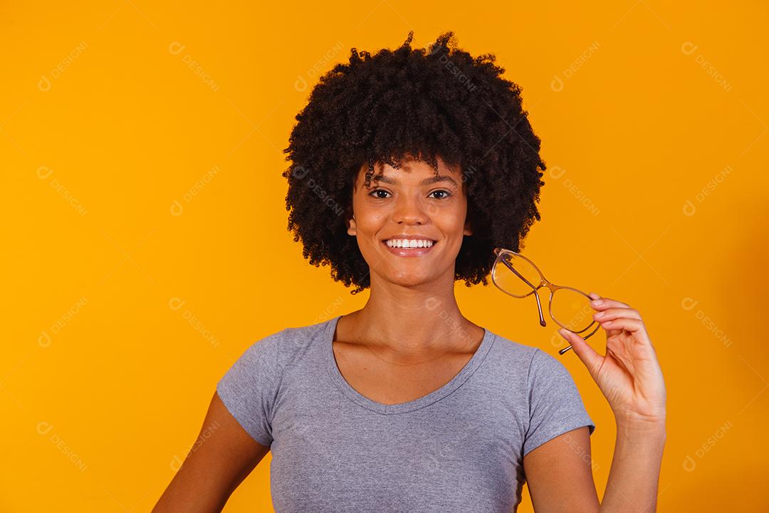 mulher afro com óculos sorrindo para a câmera