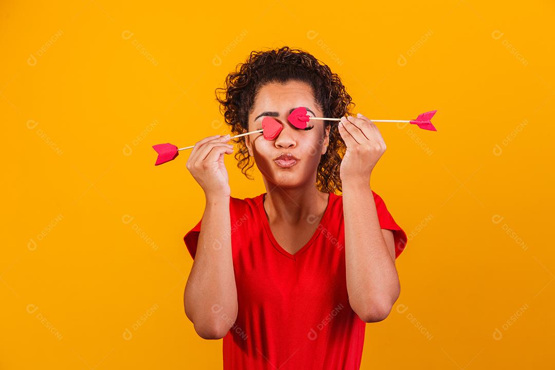 Foto de uma garota segurando as flechas do Cupido.