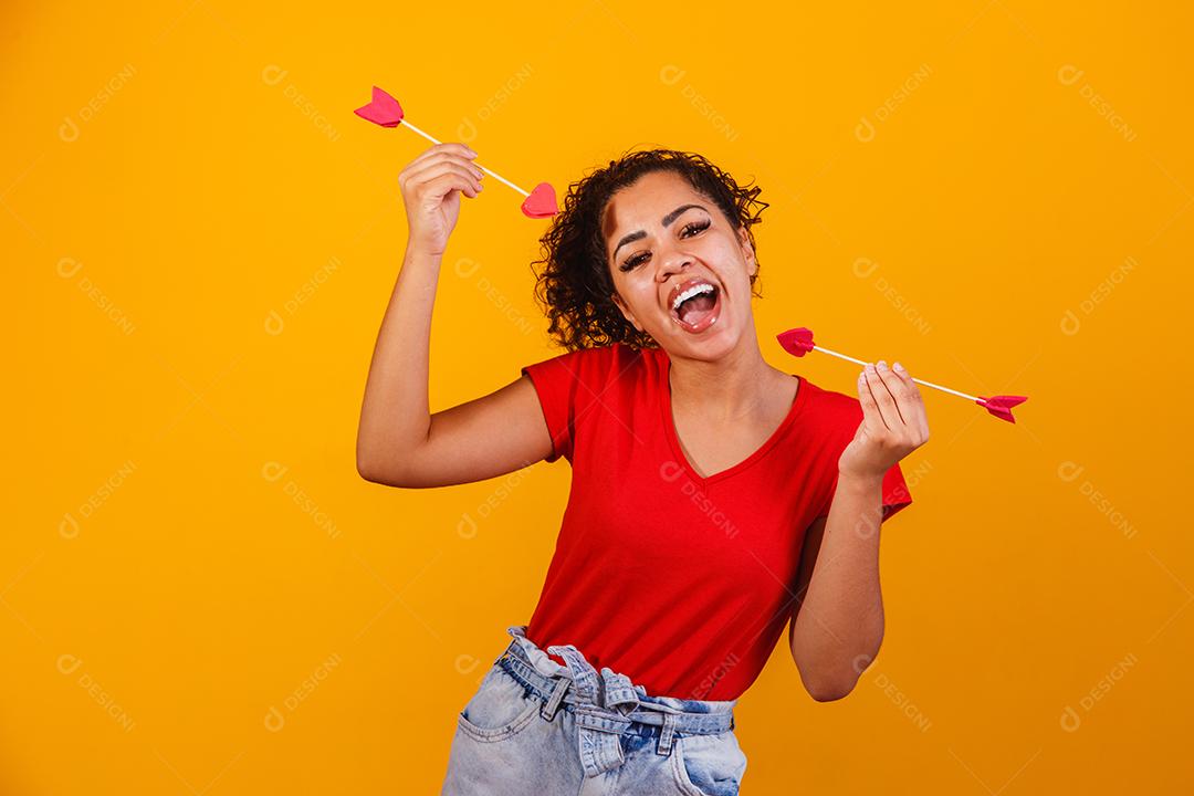 Foto de uma garota segurando as flechas do Cupido.