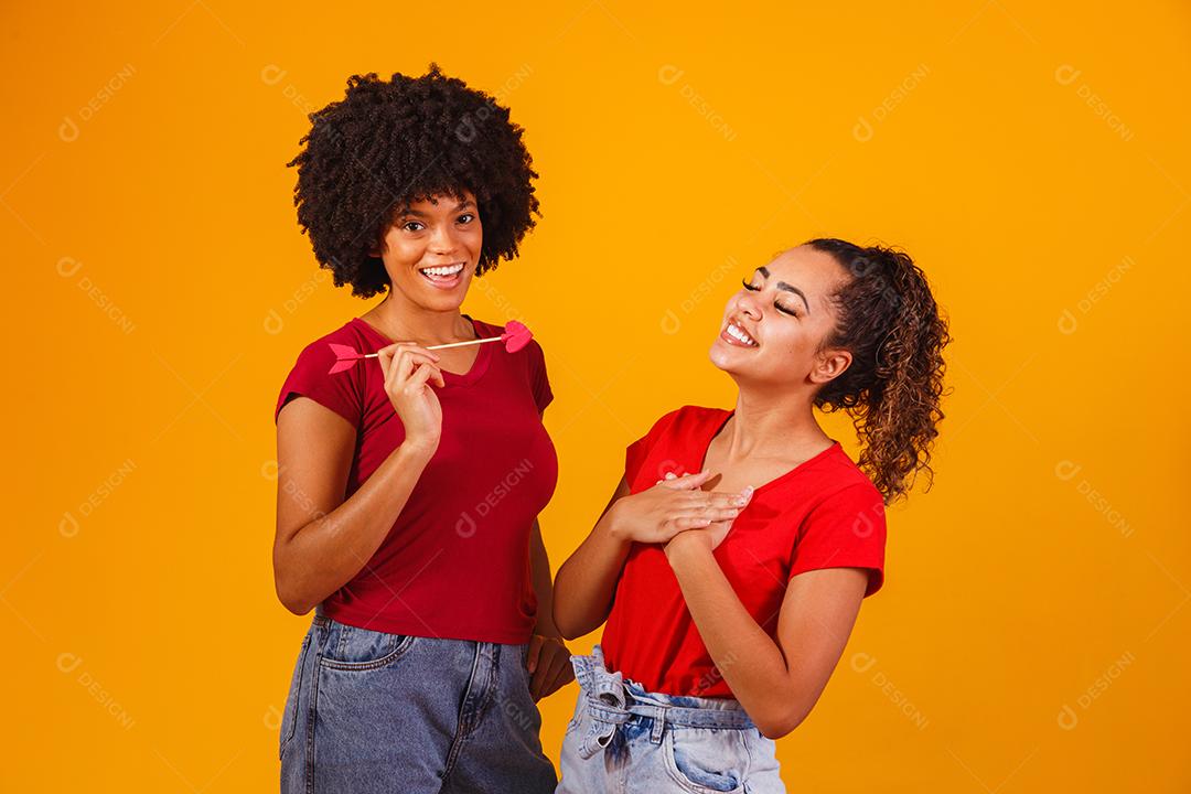 casal de lésbicas afro em fundo amarelo. casal homoafetivo