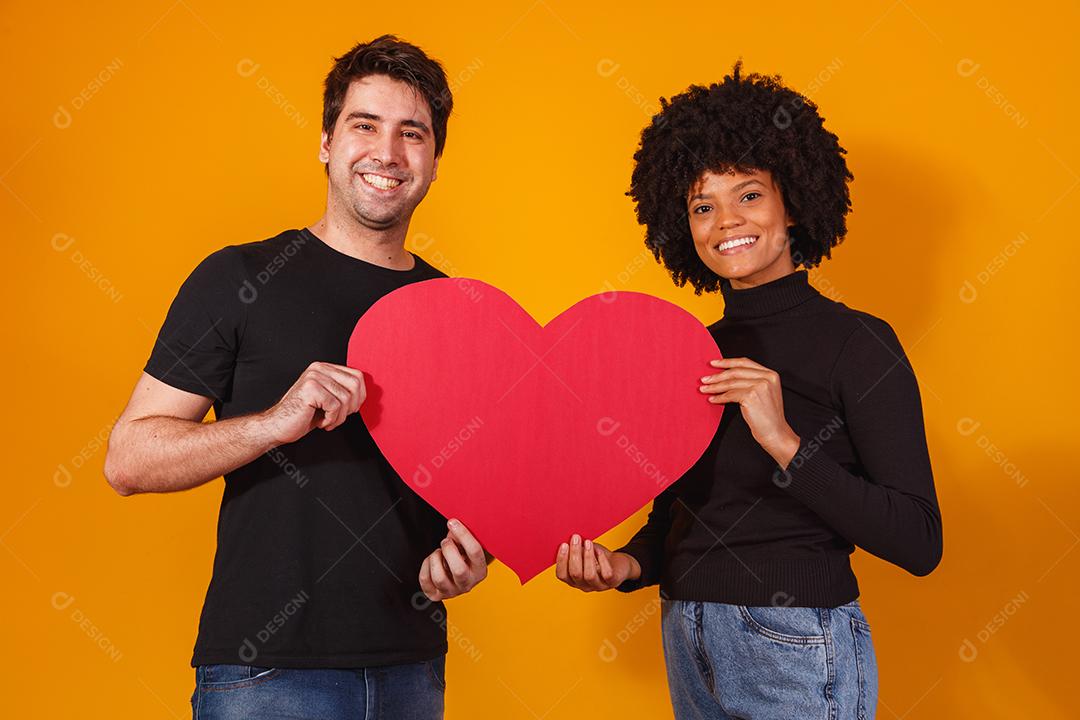 casal de namorados segurando um coração de papel. conceito de dia dos namorados