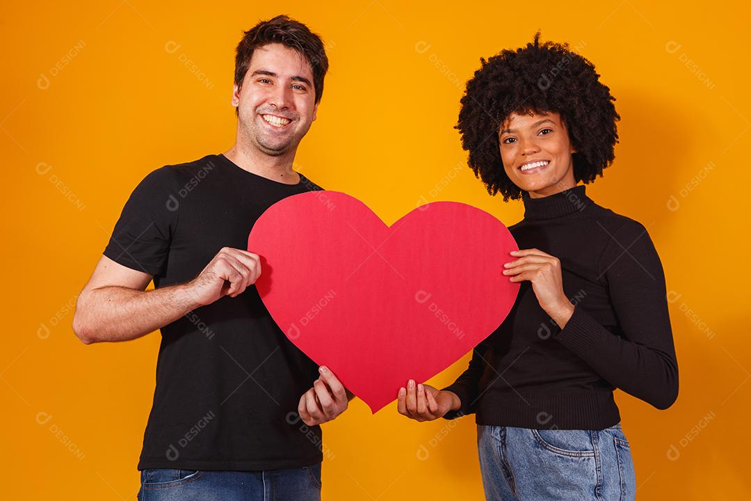 casal de namorados segurando um coração de papel. conceito de dia dos namorados