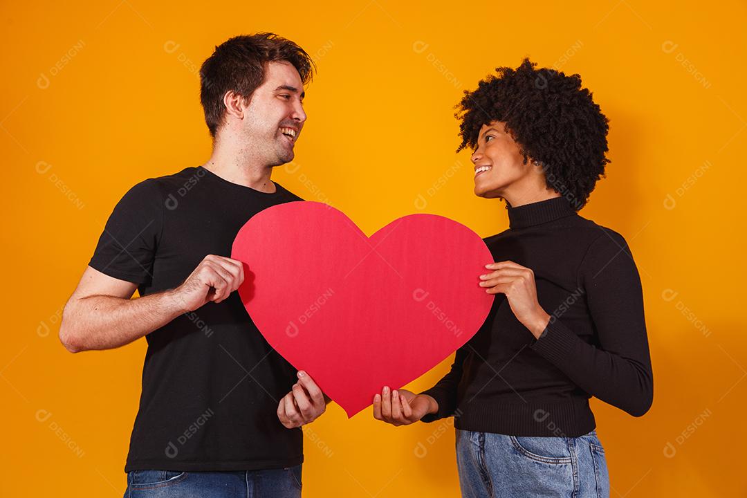 casal de namorados segurando um coração de papel. conceito de dia dos namorados