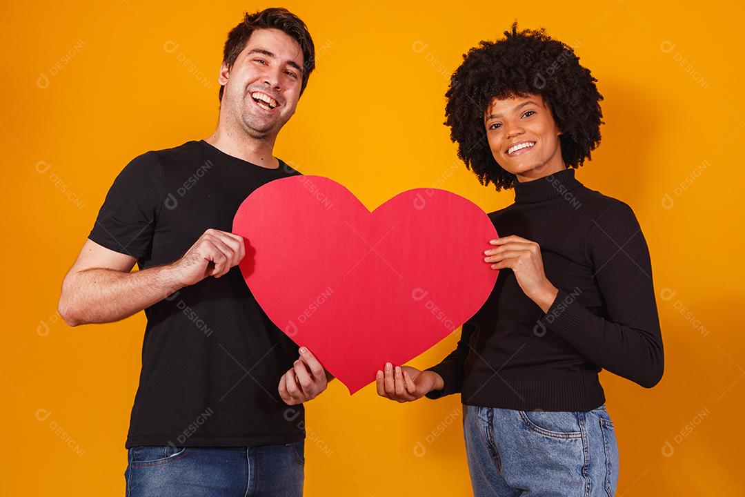casal de namorados segurando um coração de papel. conceito de dia dos namorados