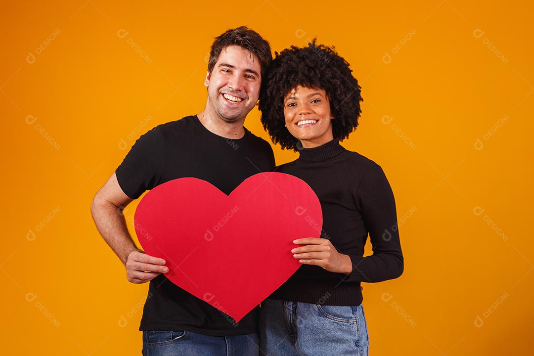 casal de namorados segurando um coração de papel. conceito de dia dos namorados