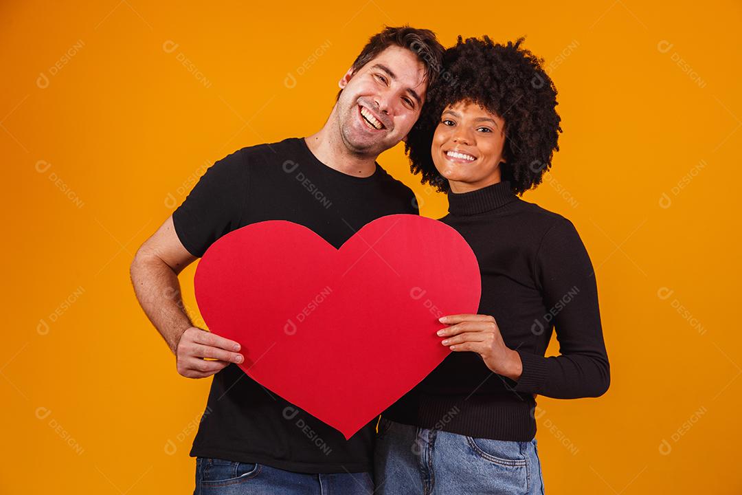 casal de namorados segurando um coração de papel. conceito de dia dos namorados