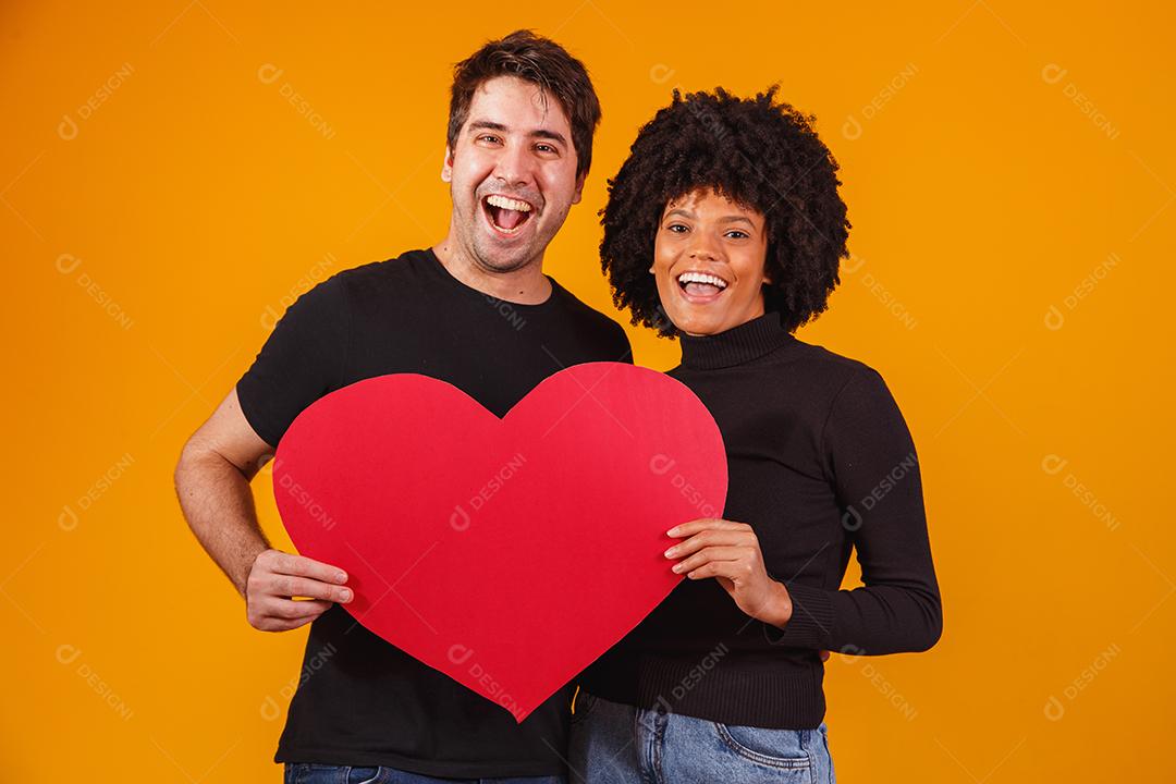 casal de namorados segurando um coração de papel. conceito de dia dos namorados