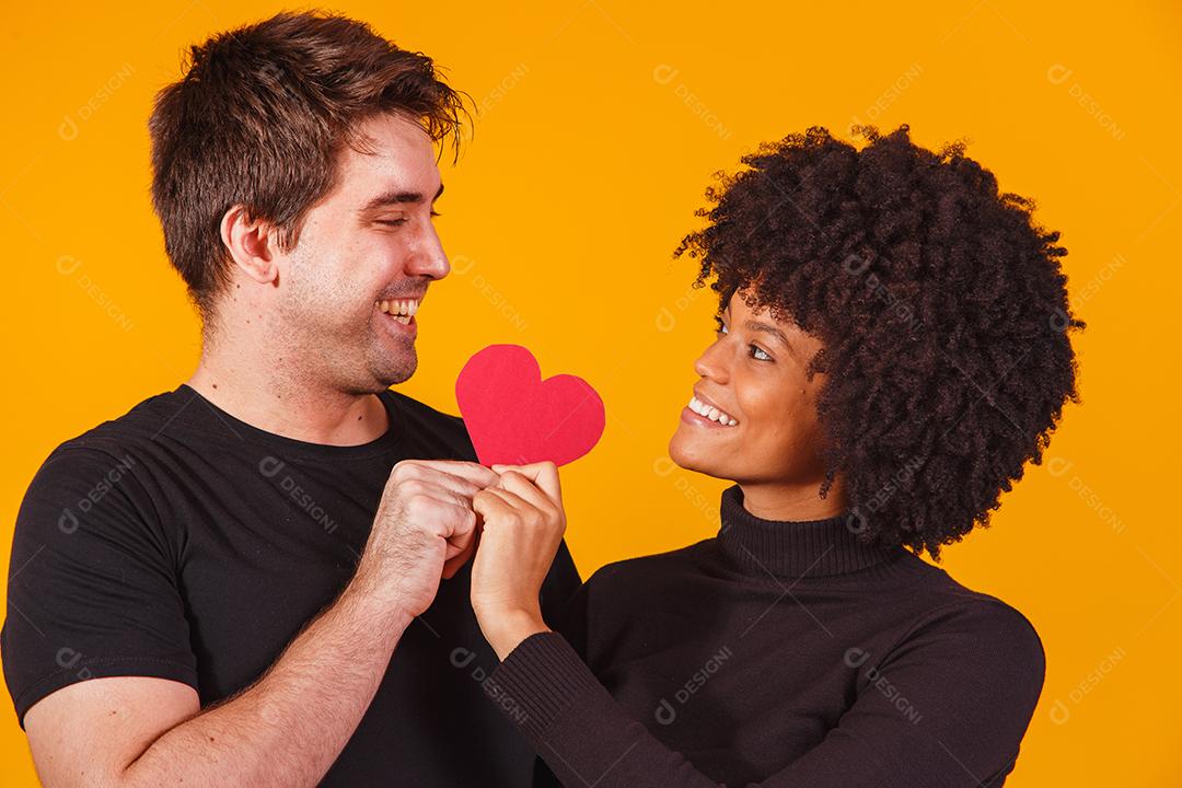 casal de namorados segurando um coração de papel. conceito de dia dos namorados