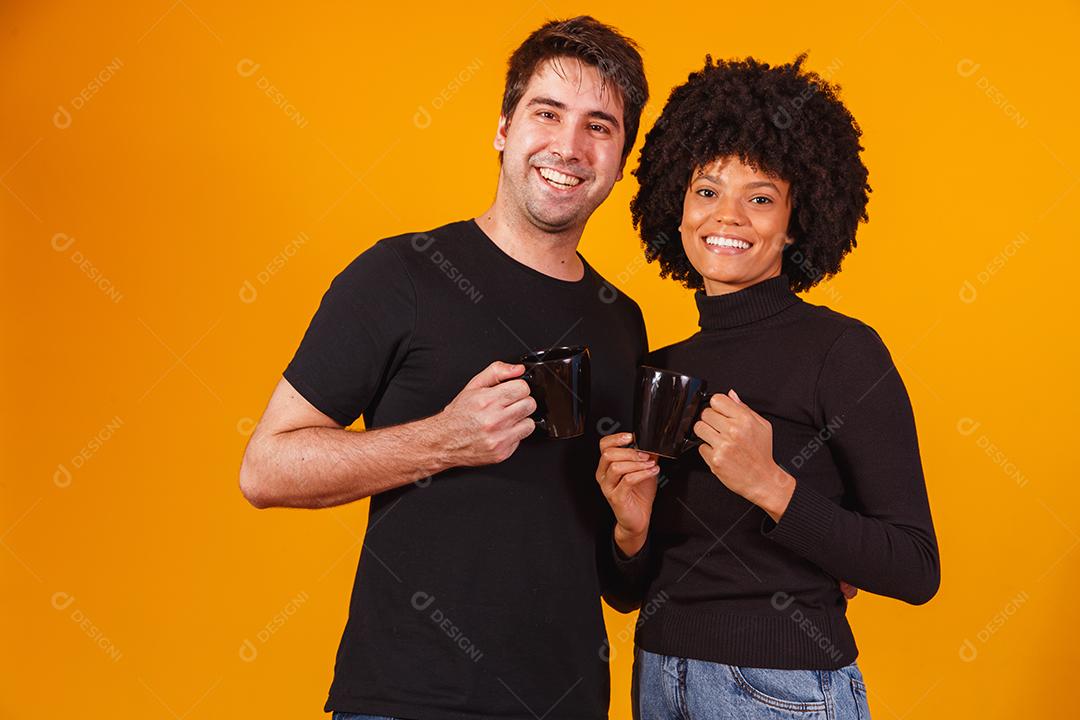 casal de namorados segurando a xícara bebendo chá ou café juntos