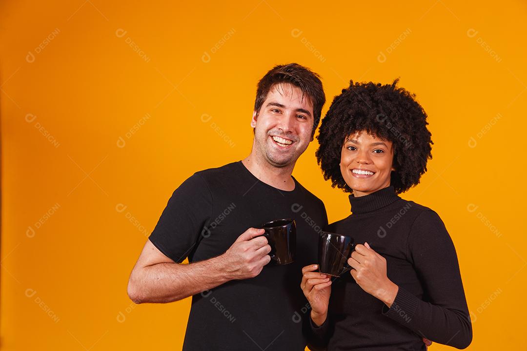 casal de namorados segurando a xícara bebendo chá ou café juntos