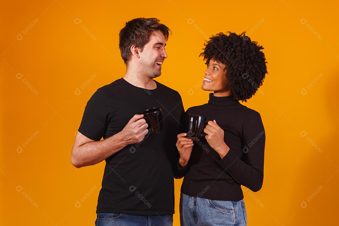 casal de namorados segurando a xícara bebendo chá ou café juntos