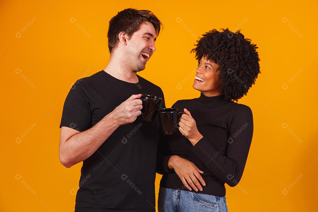 casal de namorados segurando a xícara bebendo chá ou café juntos