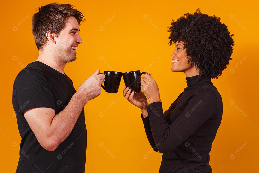 casal de namorados segurando a xícara bebendo chá ou café juntos
