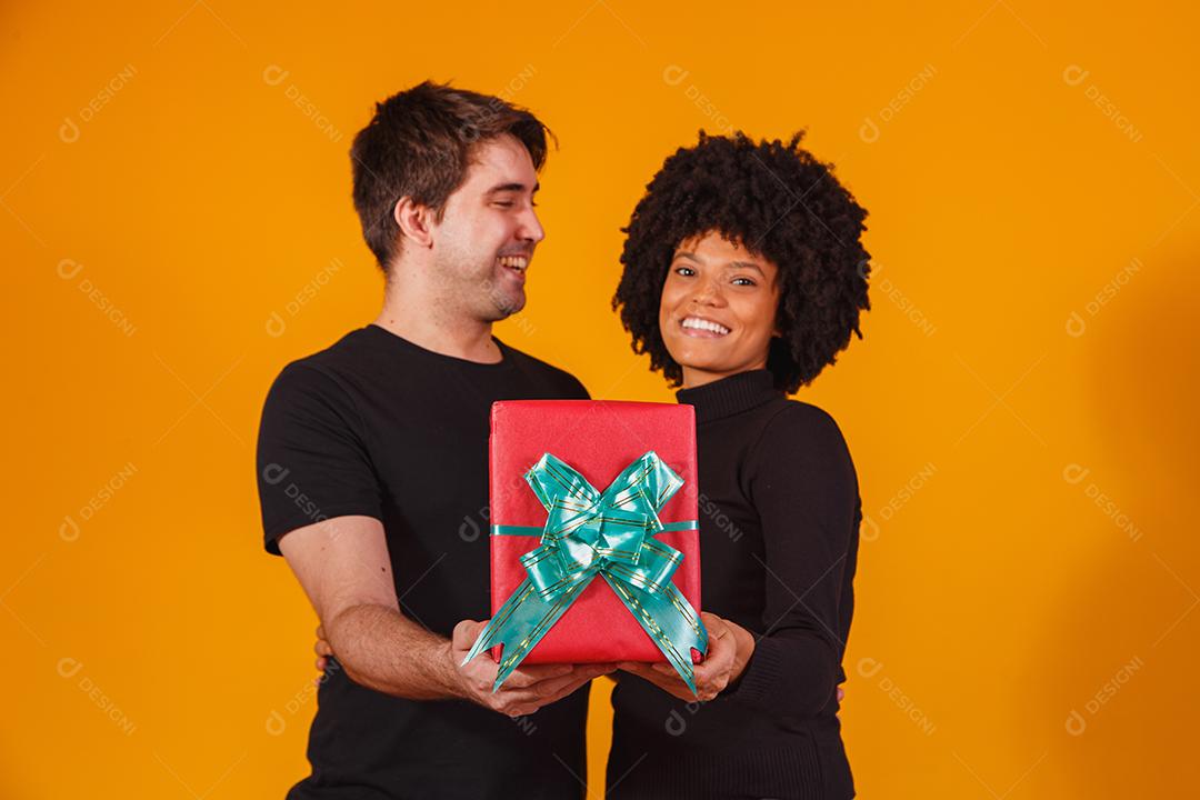 casal namorados apaixonados segurando presentes dia dos namorados fotos imagem