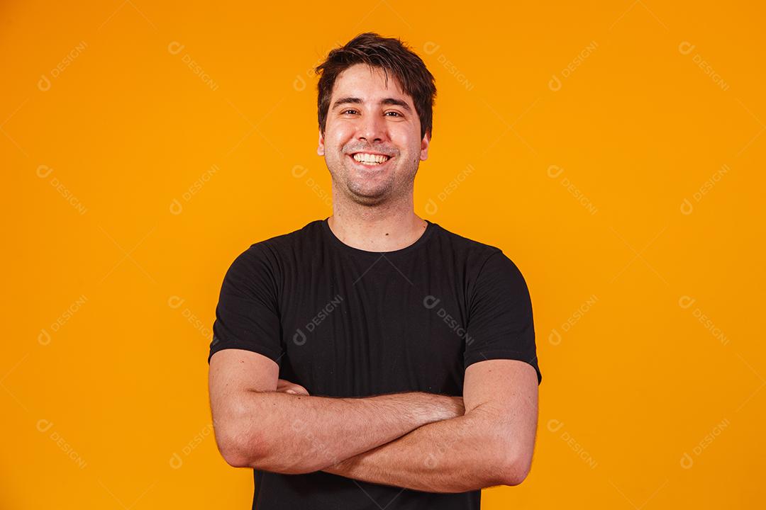 homem jovem sorridente sobre fundo amarelo fotos imagem