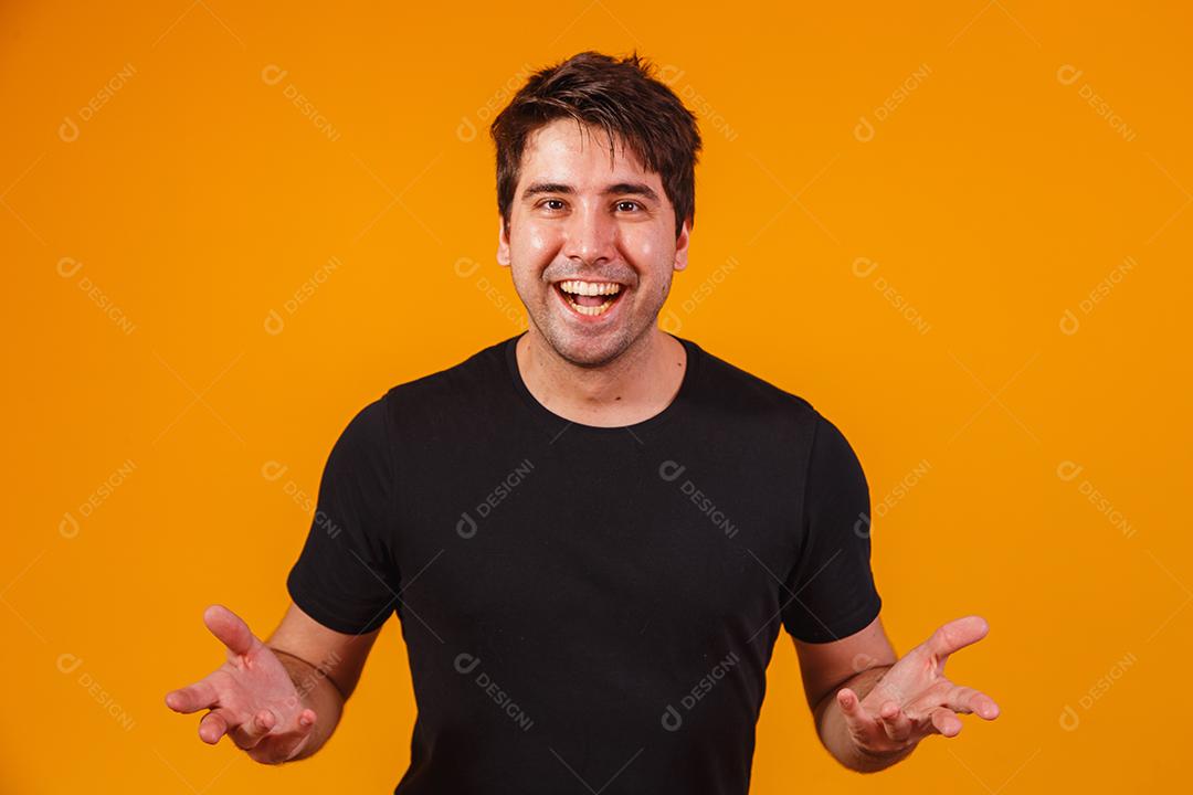 jovem expressivo. menino feliz animado