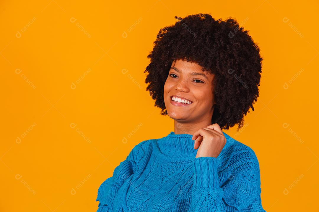 mulher afro vestida para o inverno