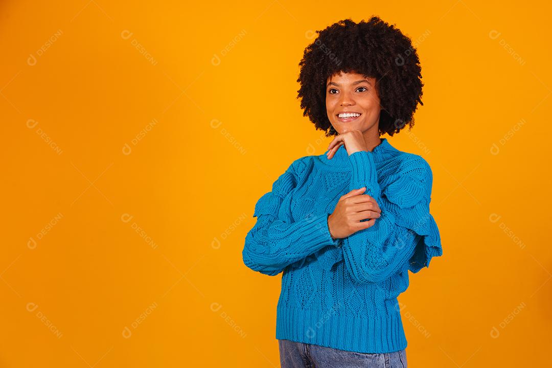 mulher afro vestida para o inverno