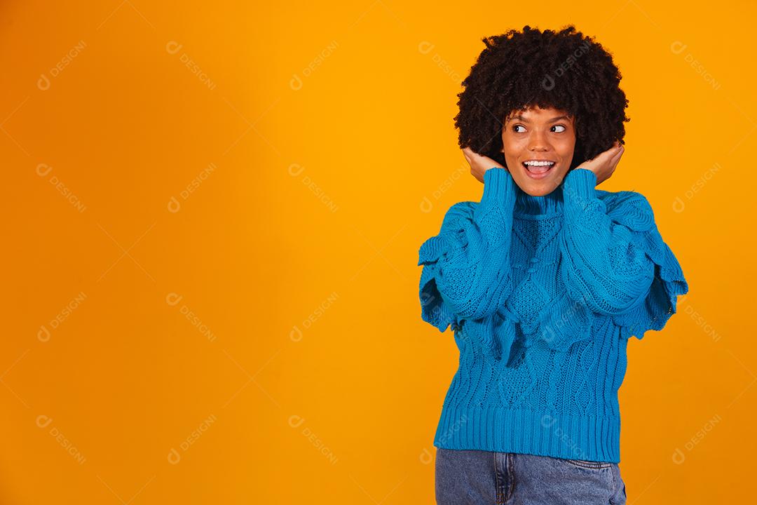 mulher afro vestida para o inverno