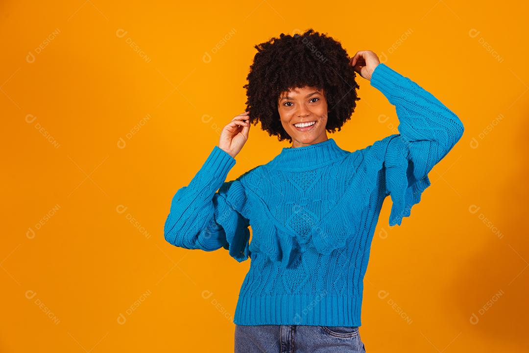 mulher afro vestida para o inverno