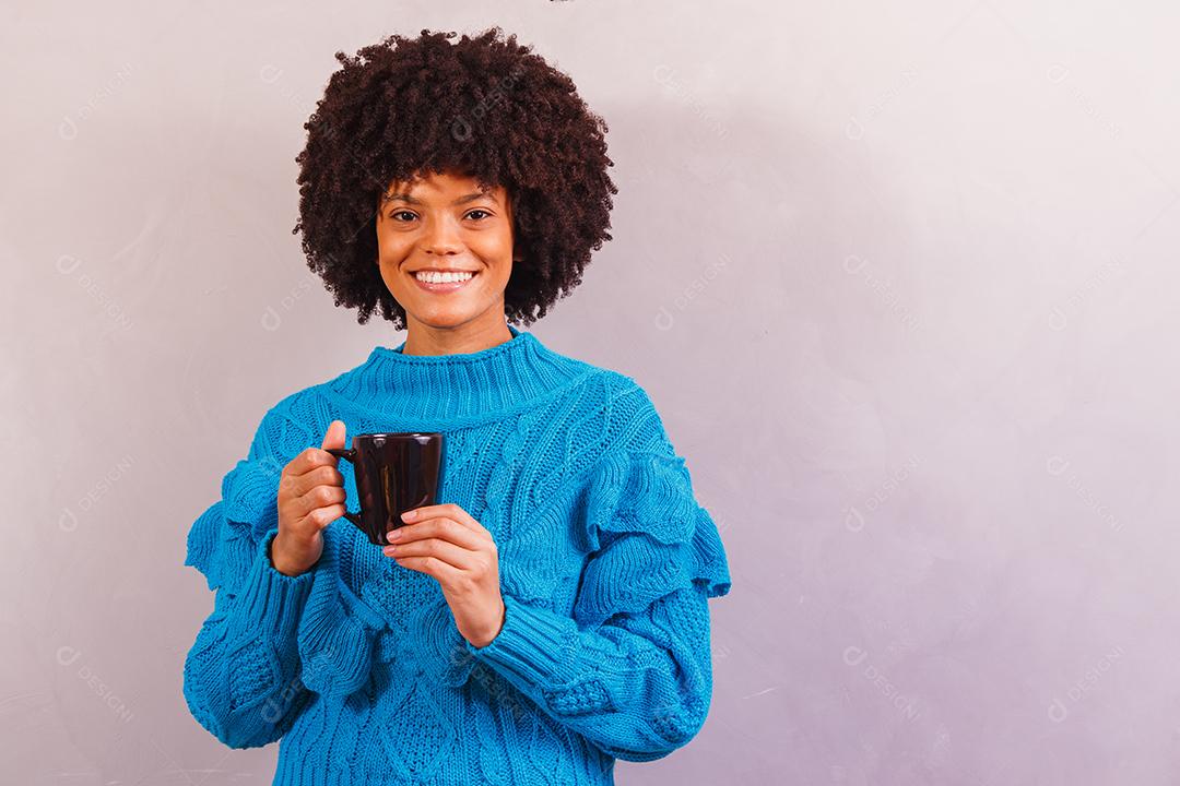 mulher afro vestida para o inverno