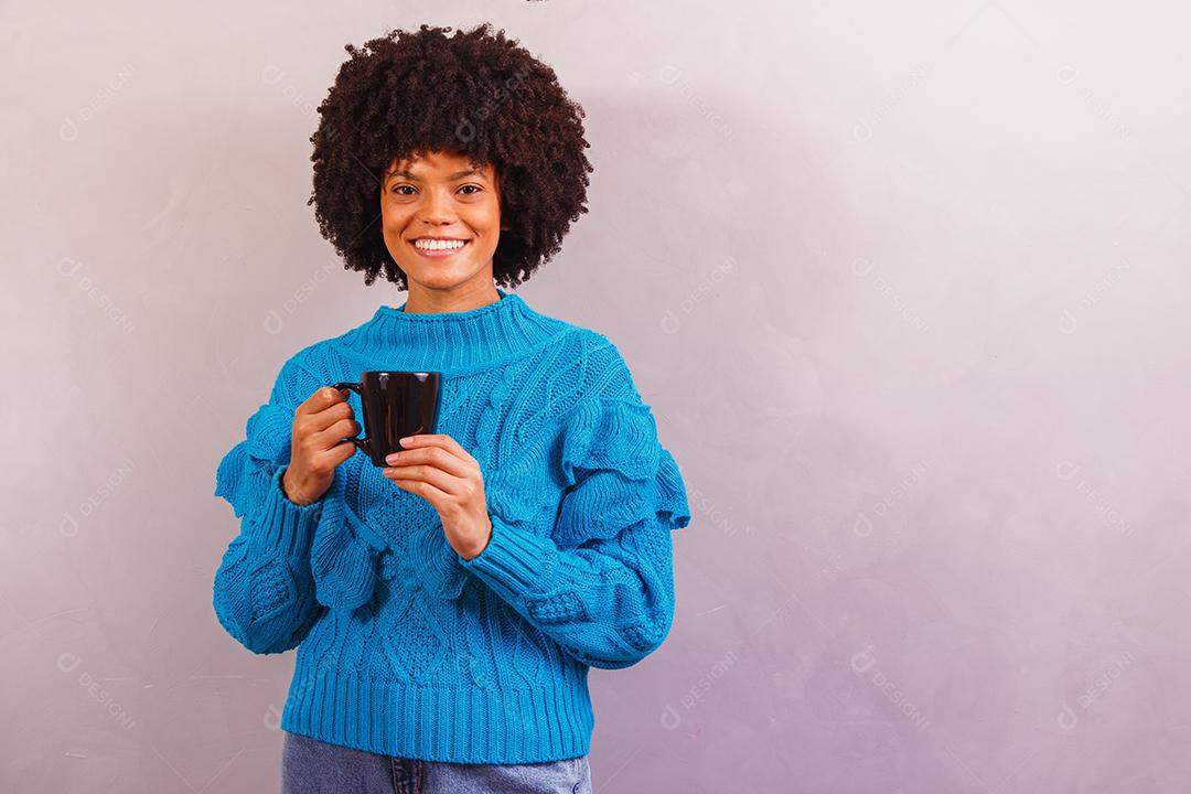mulher afro vestida para o inverno