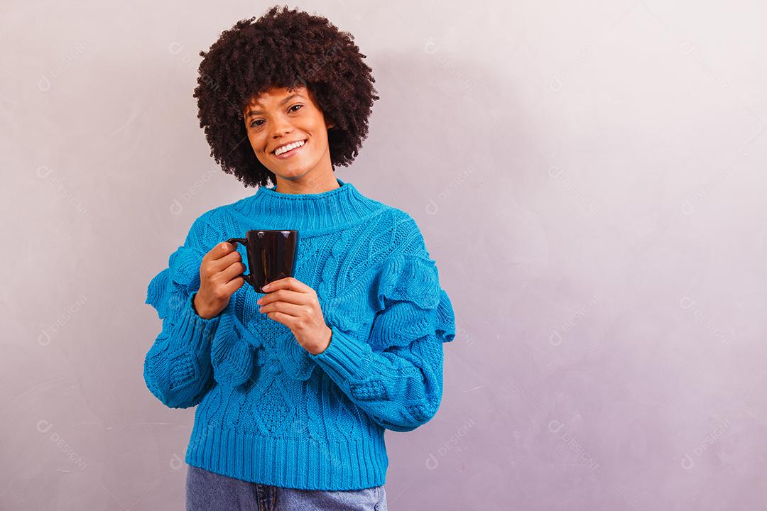 mulher afro vestida para o inverno