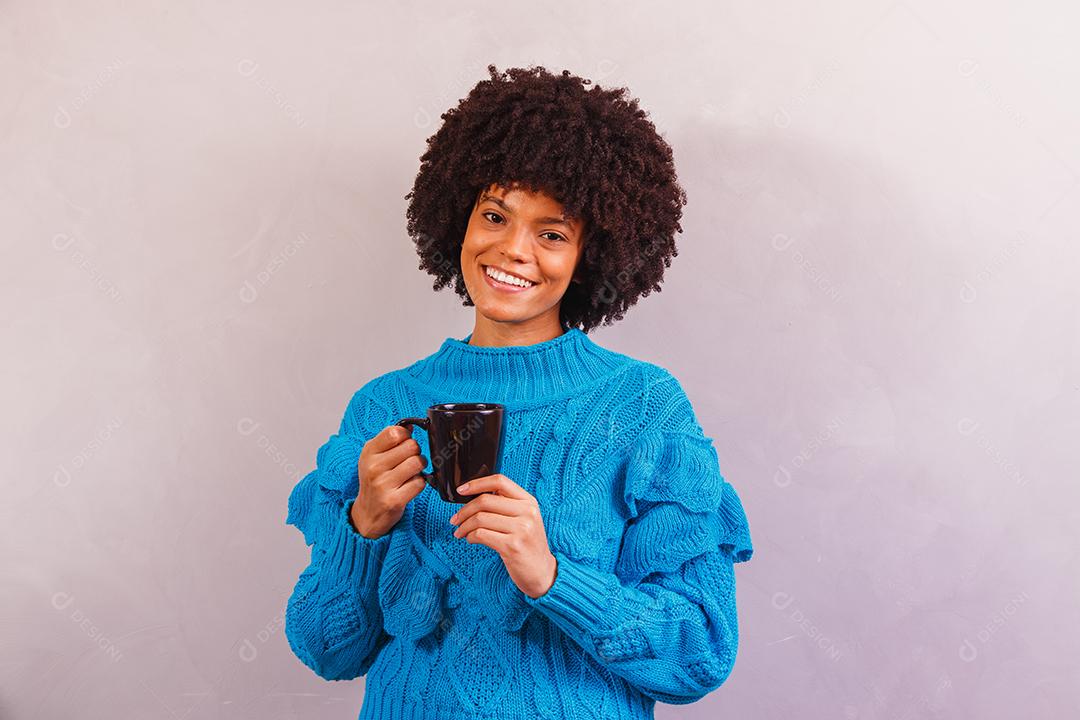mulher afro vestida para o inverno