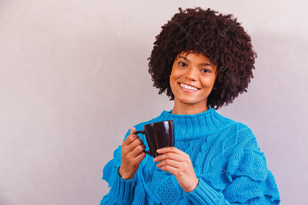 mulher afro vestida para o inverno