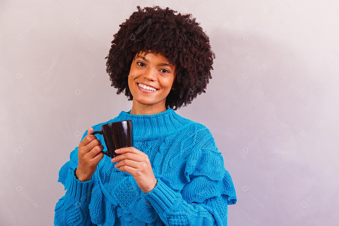 mulher afro vestida para o inverno