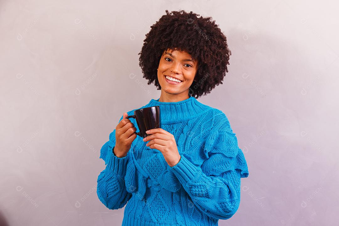 mulher afro vestida para o inverno