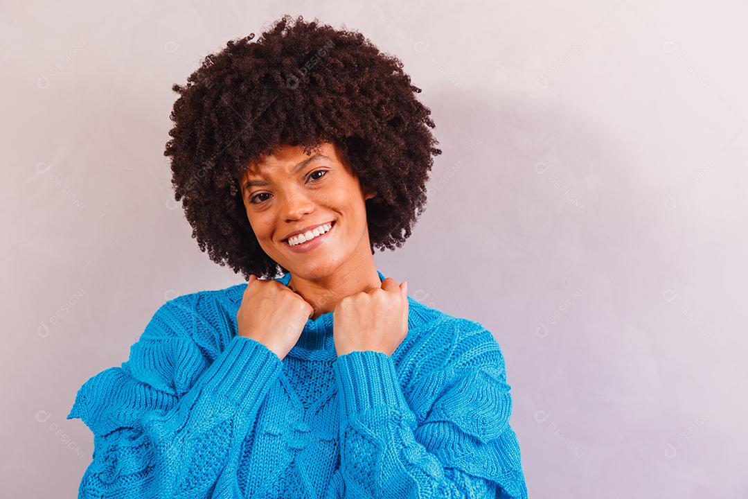 mulher afro vestida para o inverno