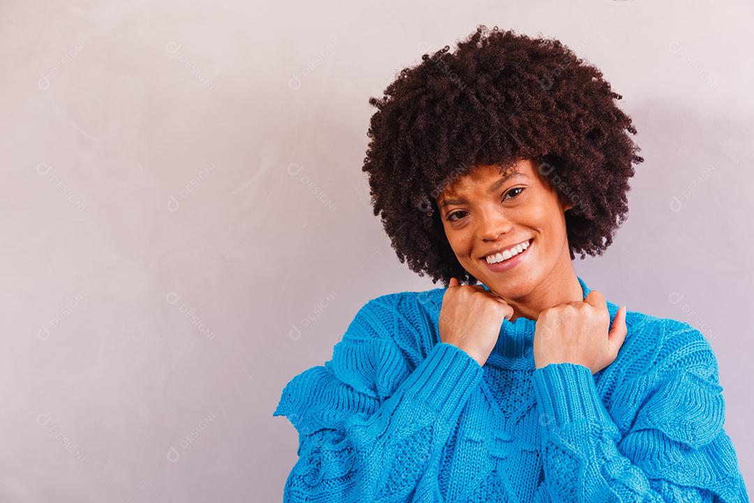 mulher afro vestida para o inverno