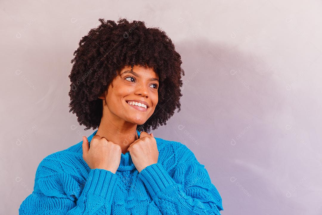 mulher afro vestida para o inverno